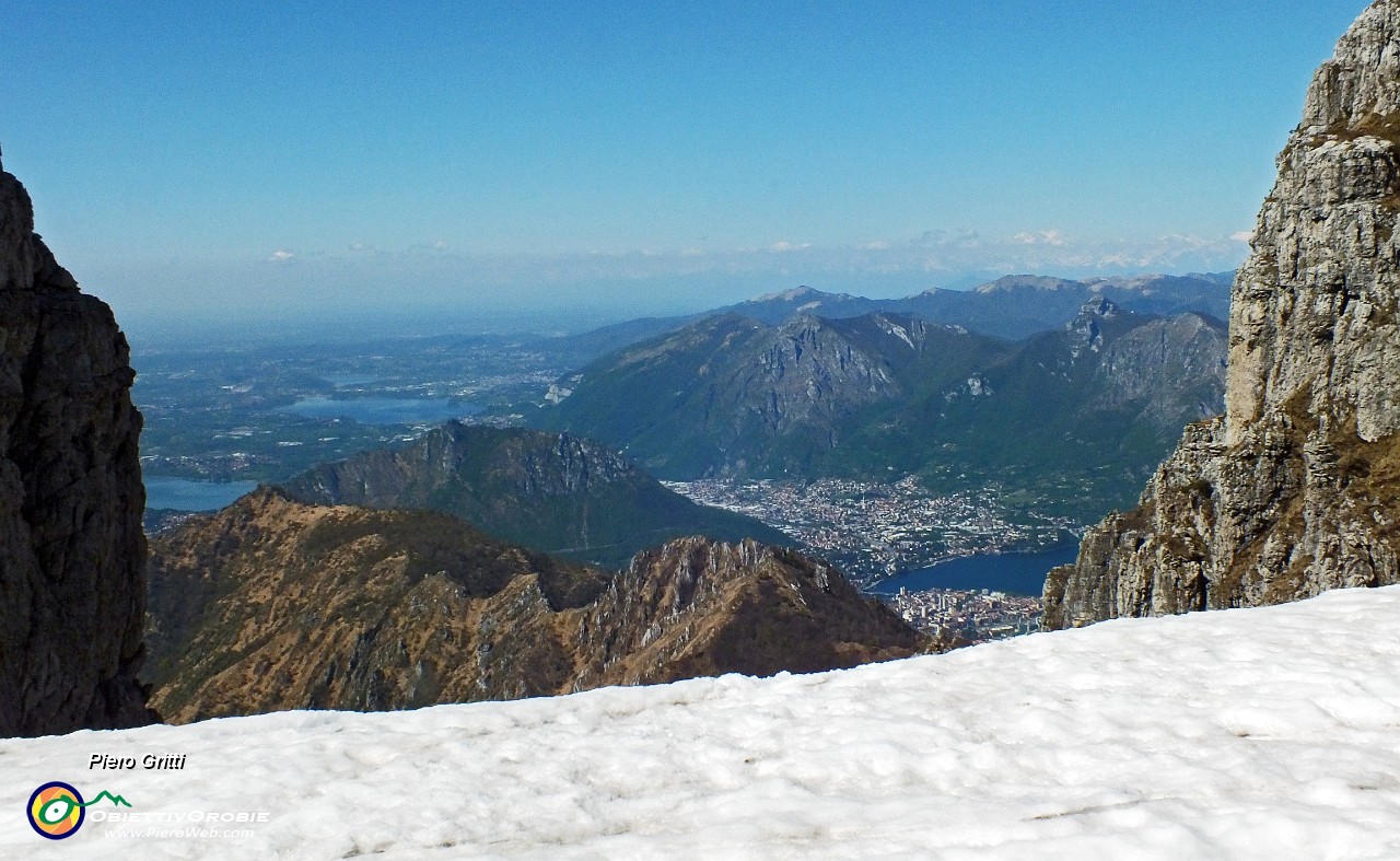 39 Vista verso Cresta di Giumenta, Lecco e i laghi brianzoli.JPG